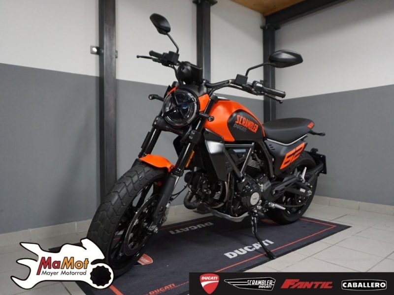 DUCATI SCRAMBLER 800 FULL THROTTLE 2G / VORFÜHRER