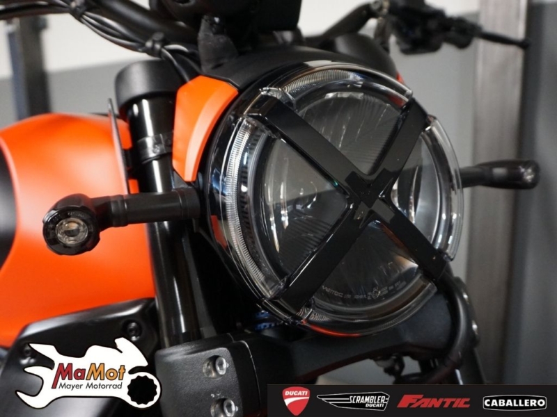 DUCATI SCRAMBLER 800 FULL THROTTLE 2G / VORFÜHRER