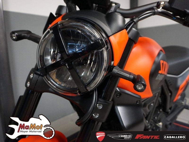 DUCATI SCRAMBLER 800 FULL THROTTLE 2G / VORFÜHRER