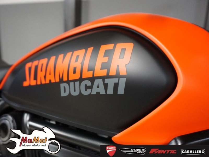 DUCATI SCRAMBLER 800 FULL THROTTLE 2G / VORFÜHRER