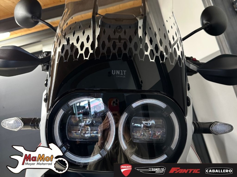 DUCATI DESERTX mit Aluminium Seitenkoffer und Top Case