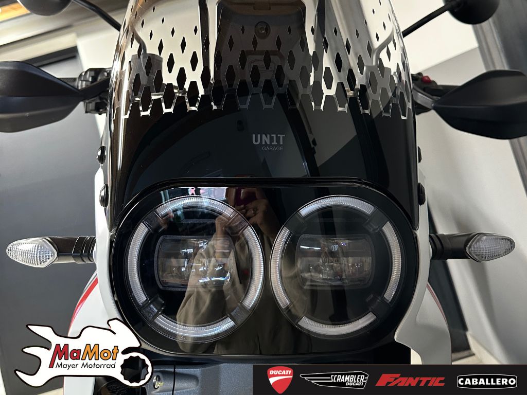 DUCATI DESERTX mit Aluminium Seitenkoffer und Top Case 